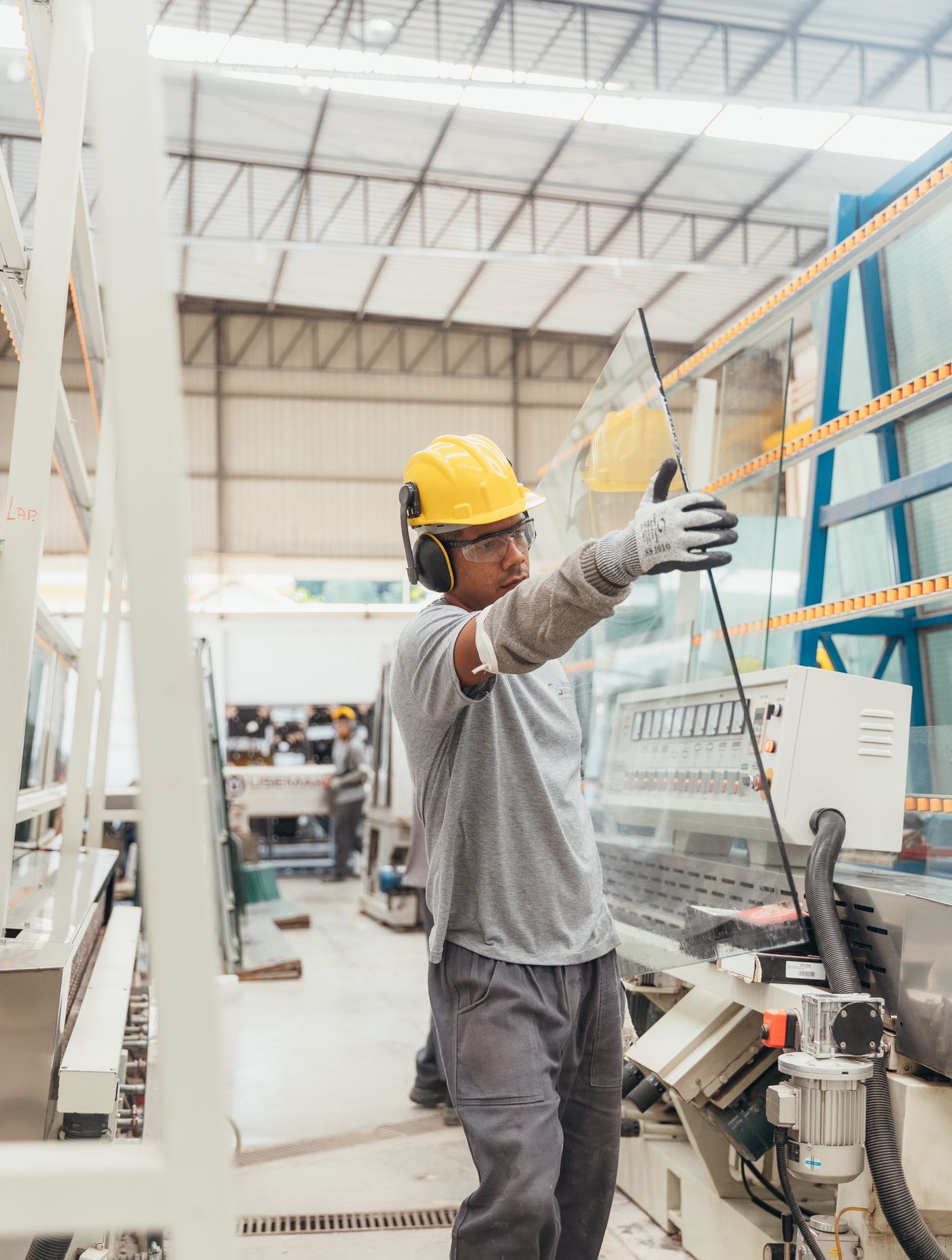 Vakman bewerkt glas op maat in onze werkplaats
